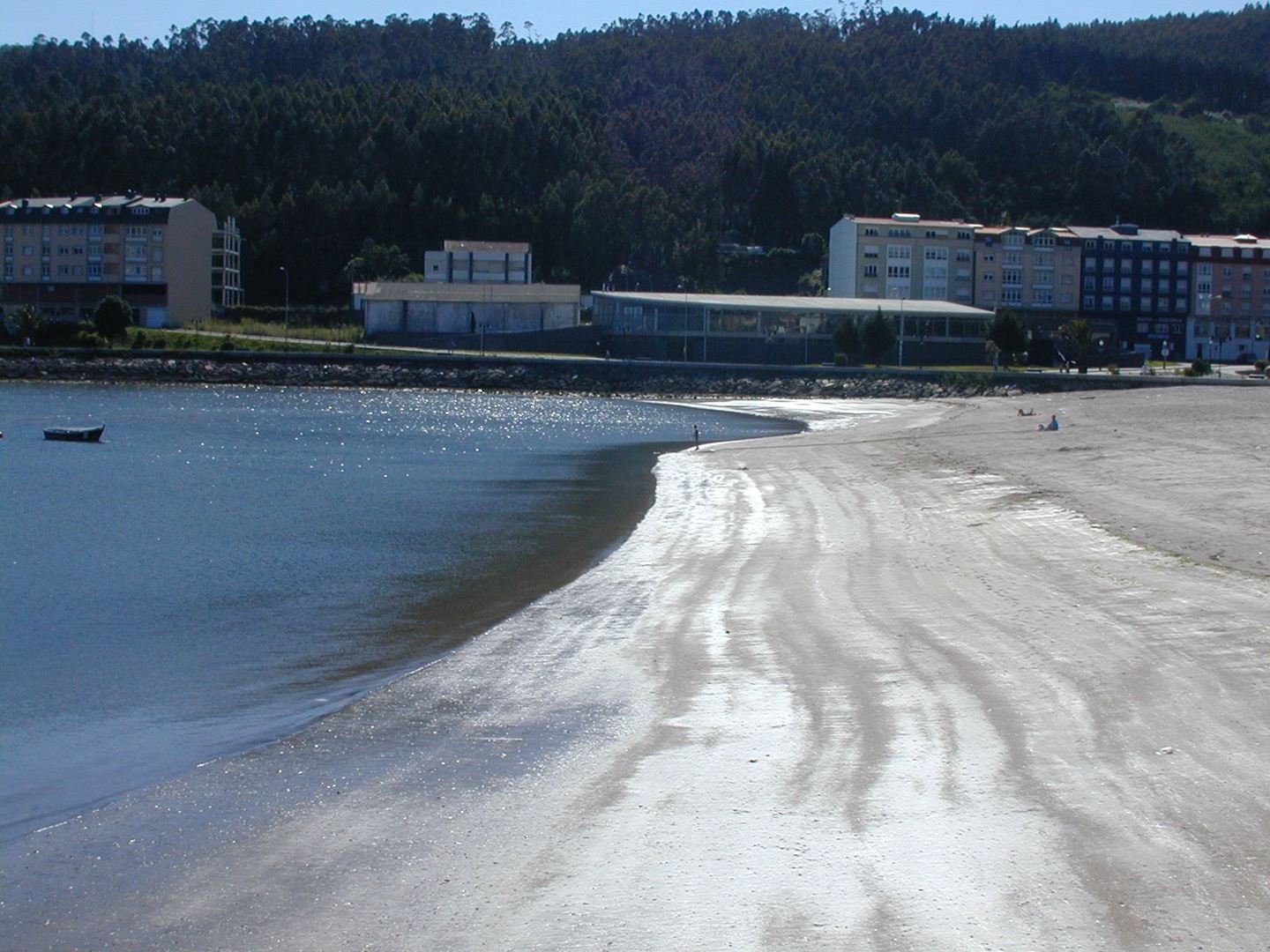 Cee kremenčev pesek na plaži