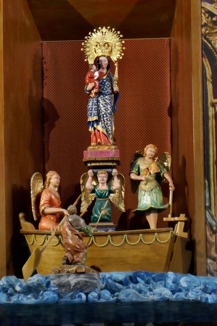 Kip Marije v oltarju