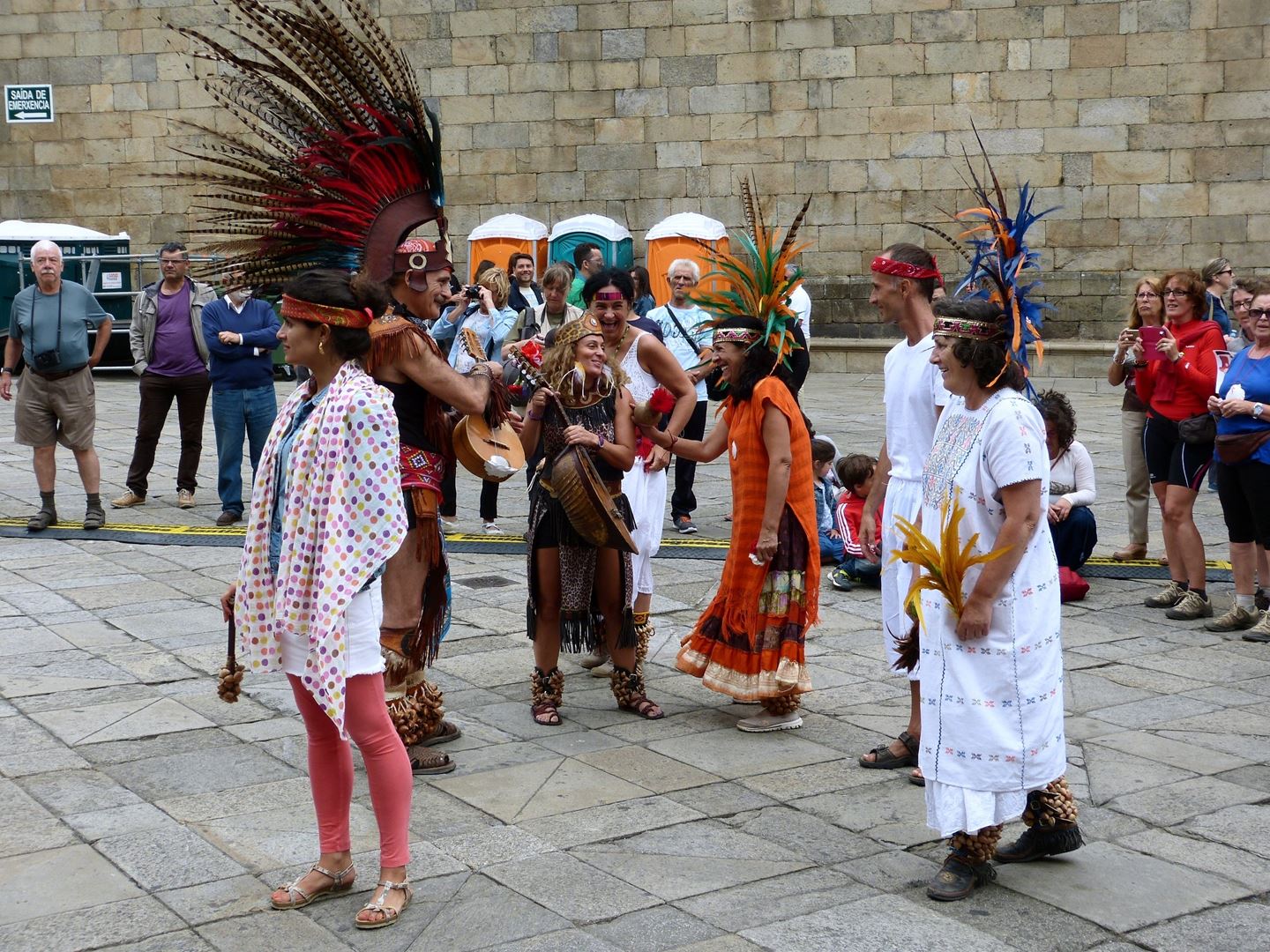 Ples Indijancev pred Katedralo