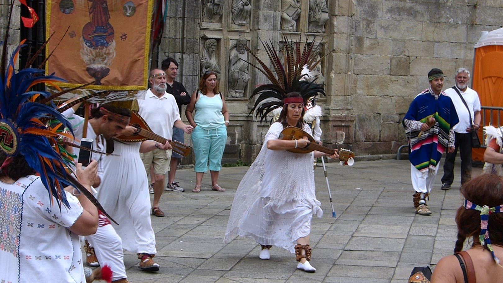 Ples Indijancev pred Katedralo