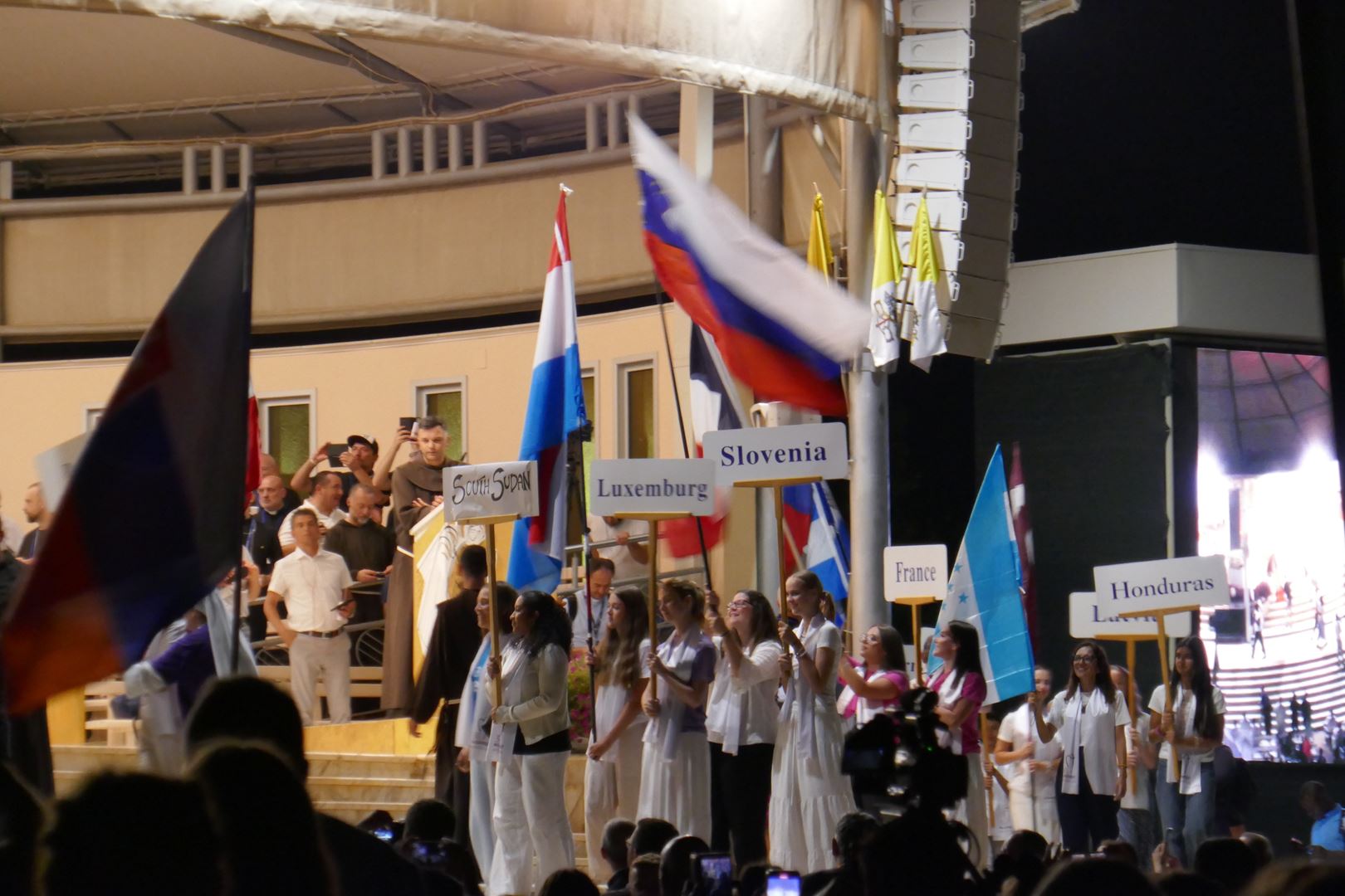 7. 8. P. Zaključek festivala z glasbo in plesom