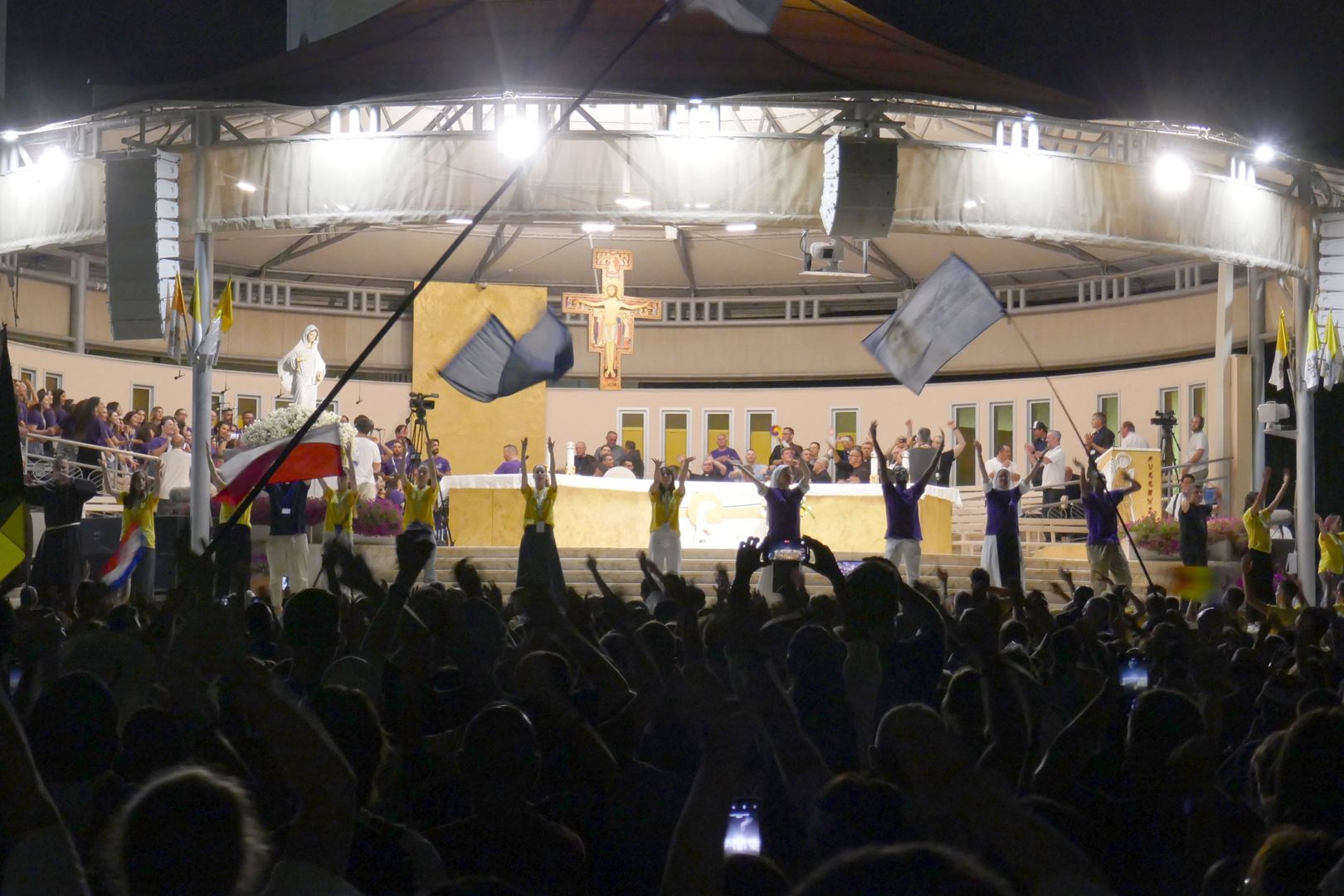 7. 8. P. Zaključek festivala z glasbo in plesom