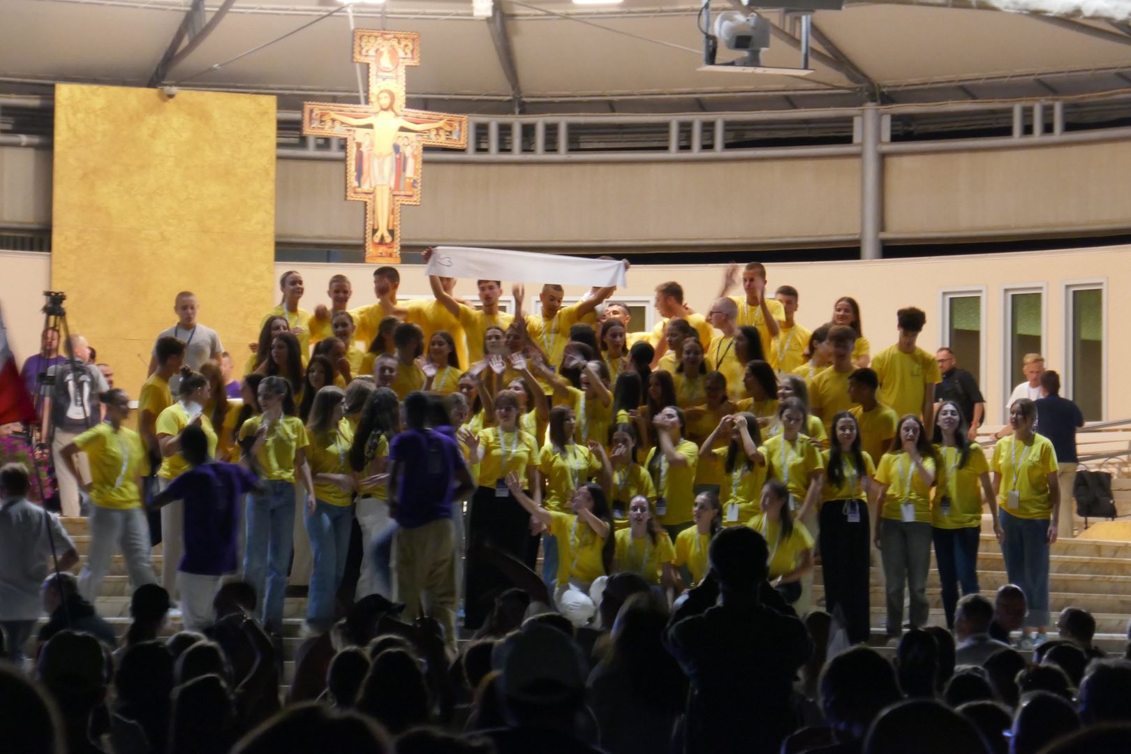 7. 8. P. Zaključek festivala z glasbo in plesom